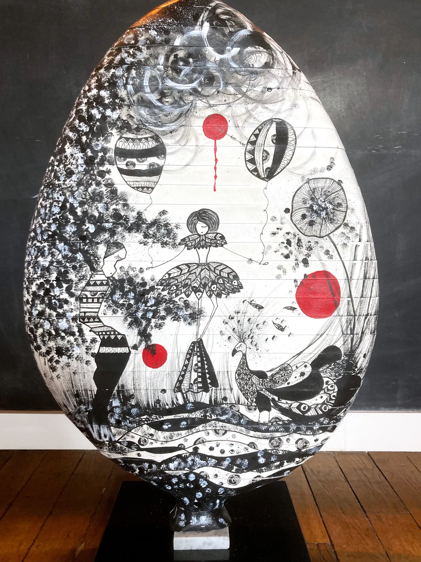 sm 820. Ovoïde . Noir et blanc , peint par Fragola de la vega, sreet artiste